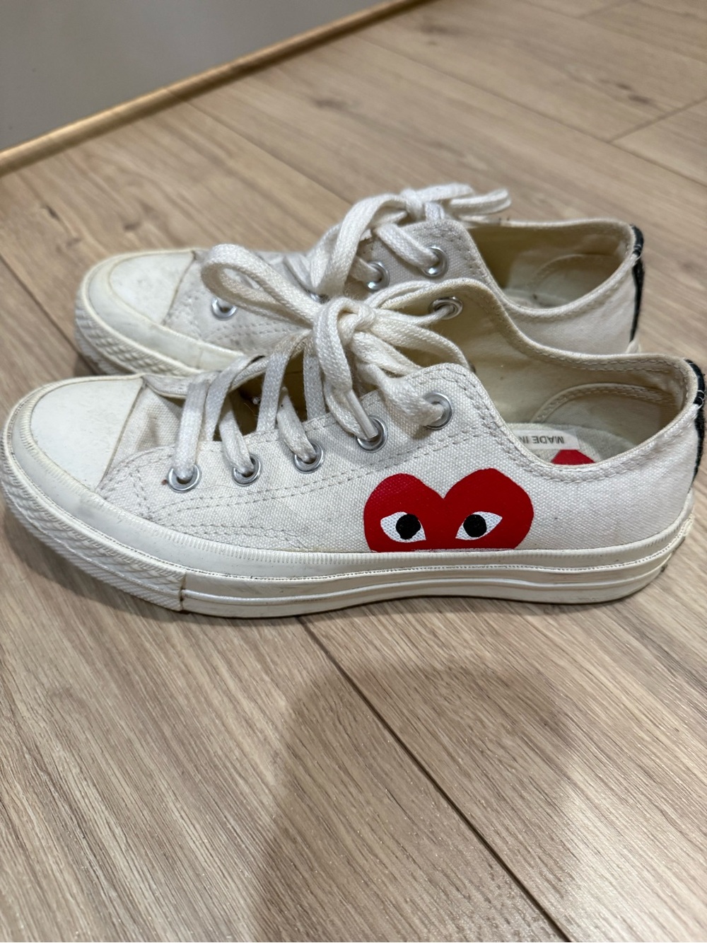 Comme des Garçons PLAY x Converse. White Low Top Sneakers with Red Heart